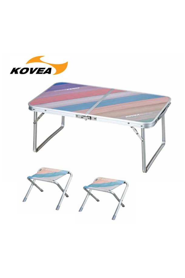 코베아 핸디 테이블 세트는 캠핑, 피크닉 등 다양한 야외 활동에 적합한 컴팩트하고 스타일리시한 캠핑 테이블 의자 세트입니다. 알루미늄과 옥스포드 소재로 제작되어 3.7kg의 가벼운 무게에 2단 접이식, 손잡이, 수납 기능으로 이동 및 보관이 편리하며, 테이블 내부에 의자 2개를 수납할 수 있습니다. 튼튼한 고정력, 테이블 접힘 및 뒤틀림 방지 기능, 내하중 향상으로 안전하고 편안하게 사용할 수 있습니다.
