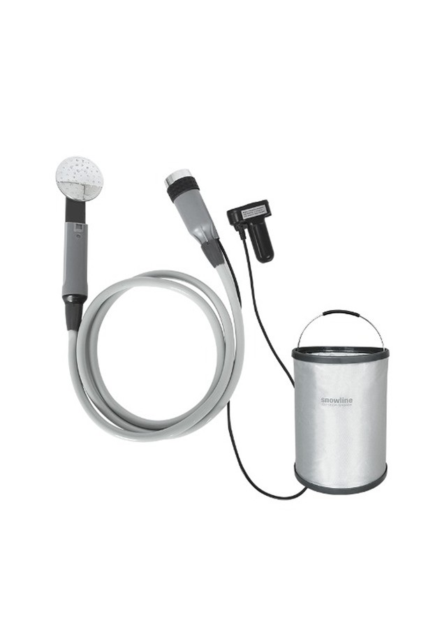 스노우라인 아웃도어 샤워기 세트는 캠핑 및 아웃도어 활동에 적합한 충전식 샤워기 세트입니다. ABS와 PVC 소재로 제작되었으며, 15L 접이식 샤워 바스켓, 2종의 샤워 헤드, 그리고 2200mAh 리튬 배터리를 포함하여 편리한 사용을 돕습니다. 생활 방수 기능과 분당 2.2L의 물 분사, 1.8m 호스 길이, 그리고 수압 조절 기능으로 야외에서도 쾌적한 샤워를 즐길 수 있습니다.
