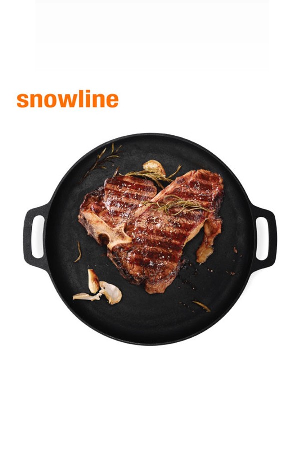 스노우라인 아이언 키친팬은 캠핑 요리에 최적화된 주철 소재의 캠핑팬입니다. 통주물 방식으로 제작되어 뛰어난 내구성과 열효율을 자랑하며, 3kg의 묵직함으로 안정적인 조리가 가능합니다. 실리콘 손잡이와 전용 수납 케이스가 포함되어 있어 편리하며, 화목난로, 화로대, 가스레인지, 캠핑용 버너 등 다양한 열원에서 사용할 수 있습니다.
