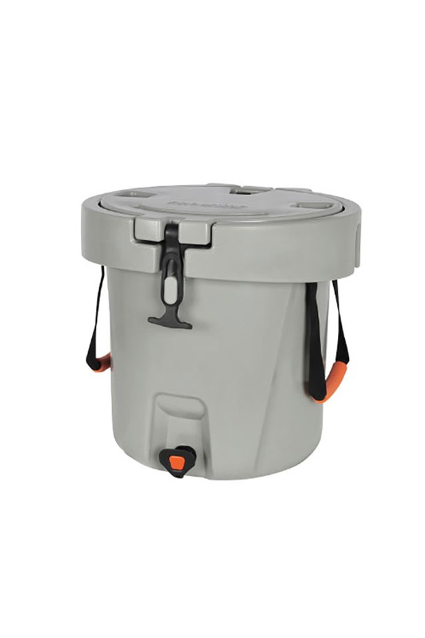 스노우라인 엔조이 보냉 물통 20L는 캠핑과 아웃도어 활동에 적합한 하드 타입 물통입니다. 24시간 보냉, 72시간 얼음 유지 기능을 갖췄으며, 버튼식 수도꼭지와 양쪽 이동 손잡이, 뚜껑 벤트 장치, 실리콘 패킹을 적용하여 편의성을 높였습니다. 외부 충격에 강하며, 20L 용량으로 넉넉하게 물을 보관할 수 있습니다.
