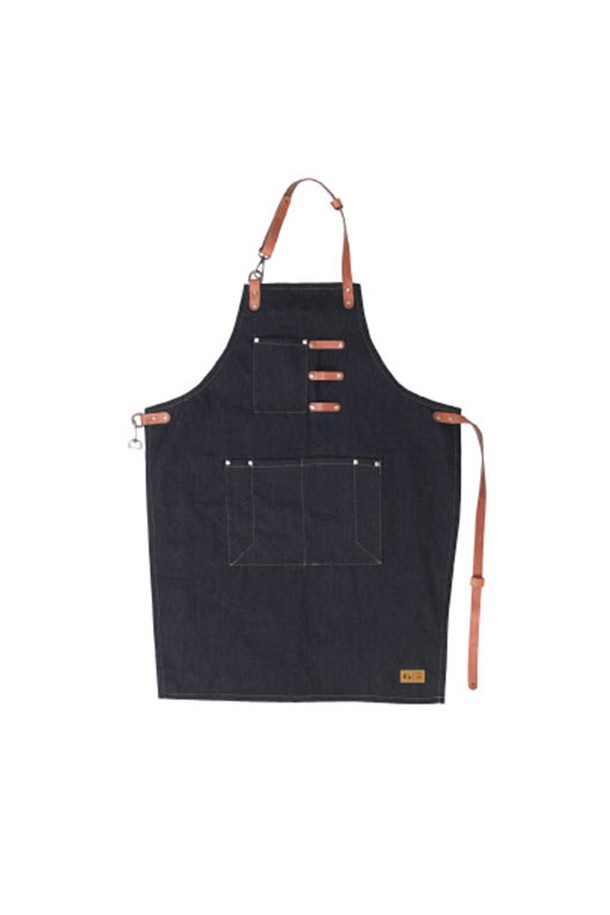 스노우라인 데님 앞치마는 튼튼한 데님 소재와 가죽 스트랩의 조화로 캐주얼한 스타일을 연출합니다. 바리스타나 요리 작업 시 유용한 다용도 포켓이 있으며, 넥스트랩과 허리 스트랩으로 사이즈를 간편하게 조절할 수 있습니다. 내구성이 뛰어난 가죽 스트랩과 버클 여밈 방식, 무지 디자인으로 실용성과 심미성을 모두 갖춘 앞치마입니다.

