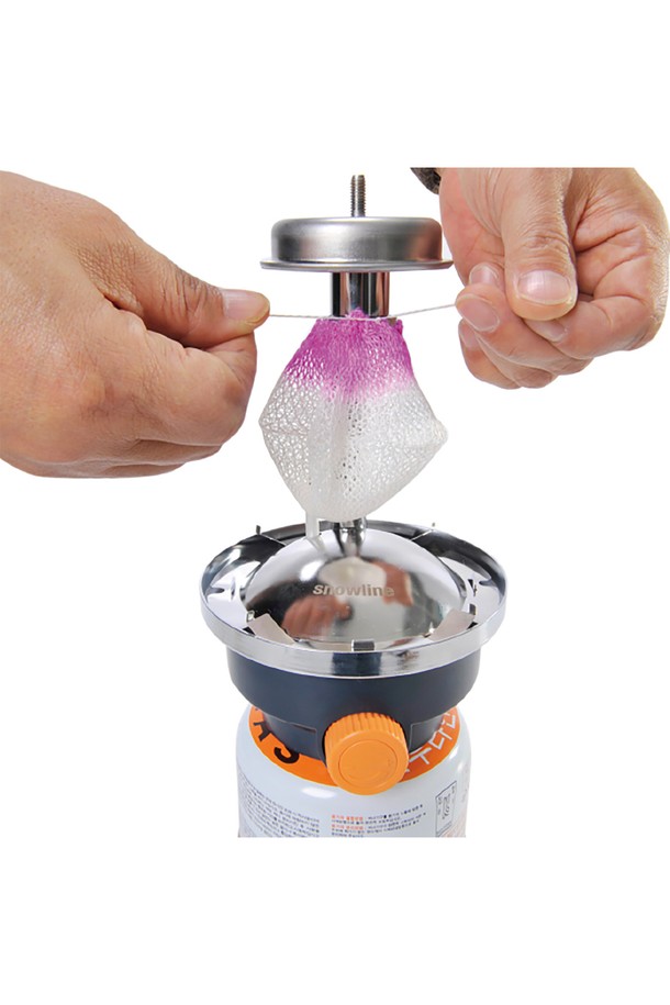 스노우라인 가스랜턴용 맨틀은 캠핑 및 아웃도어 활동 시 가스랜턴 조명을 위한 필수품입니다. 심지 파손 시 교체를 위한 제품으로, 90mm x 90mm 사이즈의 심지 2개와 장착용 실이 포함되어 있어 간편하게 교체할 수 있습니다. 백화된 심지나 손상된 심지 사용은 제품 변형을 일으킬 수 있으므로, 유리 손상 및 버너 베이스에 심지 조각 유입에 주의하여 사용하십시오.
