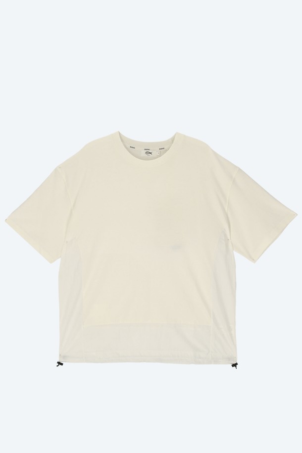 믹스드 페브릭 티셔츠 화이트는 남녀 모두 착용 가능한 유니섹스 티셔츠입니다. 봄, 여름 시즌에 어울리는 캐주얼 및 스포티 스타일의 반소매 티셔츠로, 믹스드 페브릭 소재로 제작되어 편안한 착용감을 선사합니다. 라운드넥 디자인에 오버핏으로 제작되었으며, 로고 패턴이 특징입니다. 일상생활, 여행 시 동네 마실룩으로 활용하기 좋습니다.
