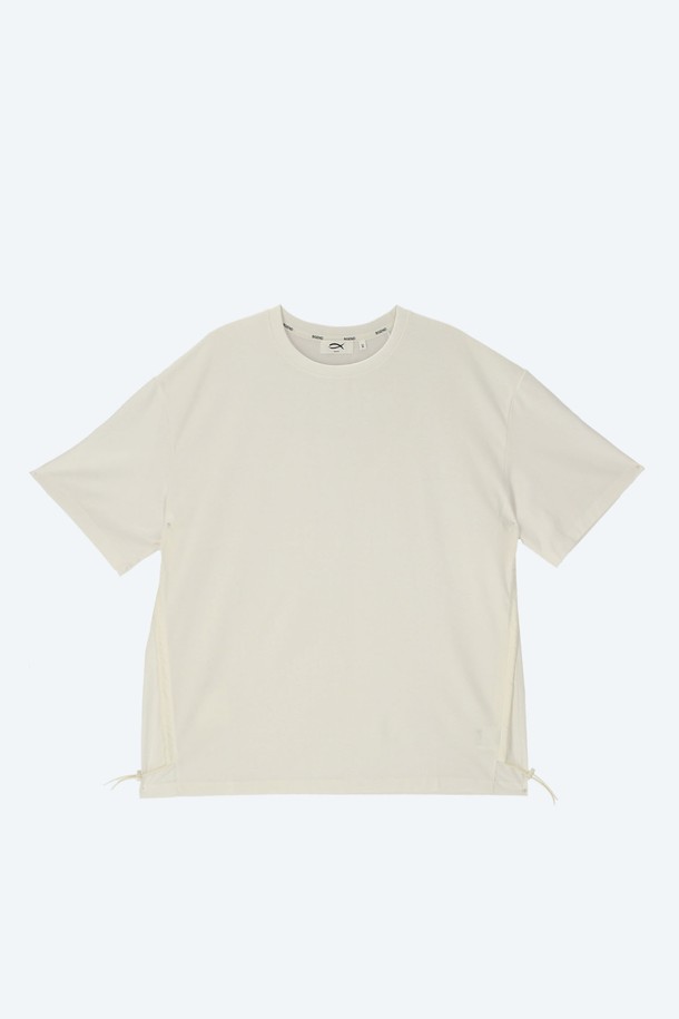 와끼 우븐 배색 티셔츠 화이트는 면, 폴리에스테르, 스판덱스 혼방 소재로 제작되어 봄, 여름에 시원하게 입기 좋은 반소매 티셔츠입니다. 라운드넥에 오버핏으로 편안한 착용감을 선사하며, 사이드 배색 디자인과 사이드 지퍼 디테일로 포인트를 더했습니다. 무지 디자인으로 어떤 스타일에도 쉽게 매치할 수 있으며, 스트링 조절 기능으로 핏을 조절할 수 있습니다. 캐주얼, 미니멀 스타일을 즐기는 분들께 '동네 마실룩'이나 '여행룩'으로 추천하는 아이템입니다.