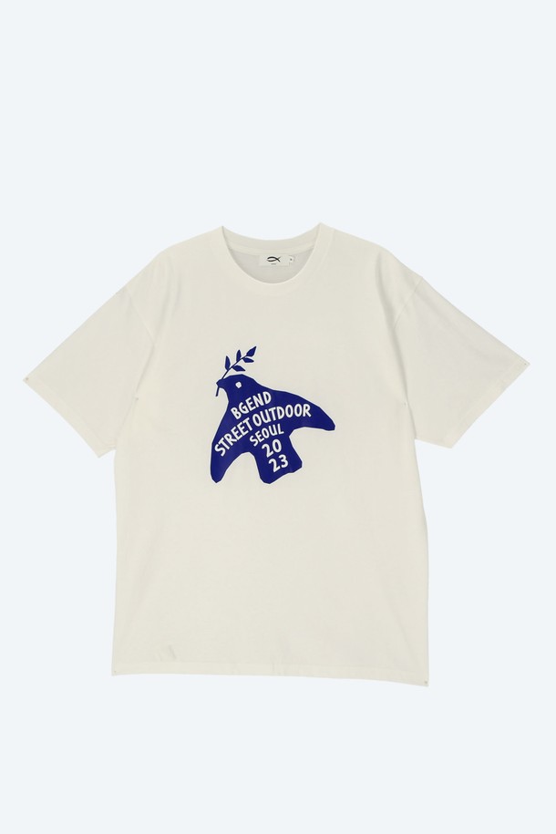 **버드 프린트 티셔츠 화이트**는 유니섹스 디자인의 캐주얼 티셔츠입니다. 부드러운 촉감의 얇은 두께로, 봄, 여름에 시원하게 착용하기 좋습니다. 레귤러핏 라운드넥 디자인에, 고밀도 20수 면 원단과 20수 후라이스 RIB 소재를 사용하여 편안한 착용감을 선사합니다. 수축 및 변형을 최소화하는 이중 가공 처리되었으며, 도시적인 자연 풍경 그래픽 패턴이 특징입니다. 미니멀한 스타일을 선호하는 분들께 추천합니다.
