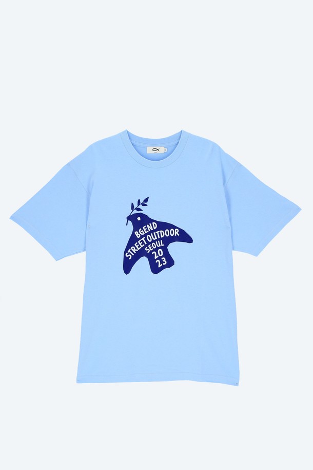 청량한 라이트 블루 컬러의 버드 프린트 티셔츠입니다. 고밀도 20수 면 원단을 사용하여 부드러운 촉감과 편안한 착용감을 선사하며, 얇은 두께감으로 봄, 여름 시즌에 적합합니다. 도시적 자연 풍경 그래픽 디자인과 캐주얼한 스타일이 어우러져 동네 마실룩, 여행룩 등 다양한 TPO에 활용하기 좋습니다. 수축 및 변형을 최소화하는 이중 가공을 거쳐, 유니섹스 핏으로 제작되어 누구나 편안하게 즐길 수 있습니다. 라운드넥에 반소매 디자인으로 미니멀, 클래식 무드를 연출합니다.
