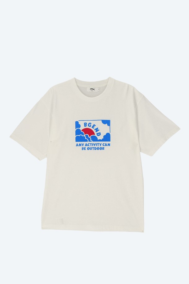 선라이즈 프린트 티셔츠 화이트는 도시 풍경을 담은 그래픽 디자인이 돋보이는 유니섹스 티셔츠입니다. 20수 고밀도 면 원단을 사용하여 부드러운 촉감과 편안한 착용감을 제공하며, 수축 및 변형을 최소화하는 이중 가공 처리가 되었습니다. 라운드넥과 반소매 디자인으로 캐주얼, 미니멀, 스트리트 스타일을 모두 소화하며, 여름철 아웃도어 활동에 적합합니다. 동네 마실, 산책, 여행 시 편안하게 착용할 수 있는 레귤러 기장의 화이트 컬러 티셔츠입니다.
