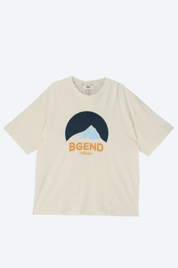 프론트 프린트 티셔츠 화이트는 남녀공용으로, 봄, 여름에 착용하기 좋은 베이직 스타일의 반소매 티셔츠입니다. 
고밀도 20수 면 원단으로 제작되어 부드러운 착용감을 제공하며, 레귤러핏으로 편안하게 착용 가능합니다. 
복원력이 강한 20수 후라이스 립과 더블 가공을 통해 수축과 뒤틀림을 최소화하여 오랫동안 변형 없이 입을 수 있습니다. 
라운드넥 디자인에 산 풍경 그래픽 프린트가 더해져 캐주얼, 미니멀, 클래식 스타일을 연출하기 좋습니다. 
일상복으로 활용하기 좋은 화이트 컬러의 티셔츠입니다.
