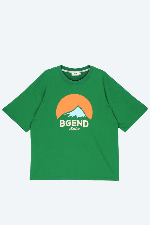 청량한 그린 컬러의 프론트 프린트 티셔츠입니다. 고밀도 20수 면 원단으로 제작되어 두꺼운 두께감과 부드러운 촉감을 선사하며, 봄, 여름 시즌에 편안하게 착용하기 좋습니다. 라운드넥과 반소매 디자인으로 어떤 스타일에도 잘 어울리는 캐주얼 무드를 연출하며, 유니섹스 핏으로 남녀 모두 착용 가능합니다. 마운틴 그래픽 디자인의 프린트가 돋보이는 이 티셔츠는 동네 마실룩, 산책룩 등 편안한 일상에 활용하기 좋습니다.
