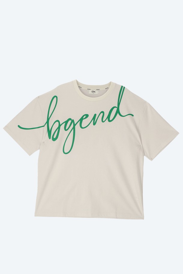 비갠디 빅프린트 티셔츠 화이트는 면, 폴리에스테르 혼방 소재로 제작되어 편안한 착용감을 선사합니다. 커브드 로고 프린트가 돋보이는 오버핏 반팔 티셔츠로, 캐주얼, 미니멀, 스트리트 스타일을 즐겨 입는 분들께 적합합니다. 봄, 여름 시즌에 동네 마실룩이나 카페룩으로 활용하기 좋으며, 라운드넥 디자인으로 어떤 스타일에도 자연스럽게 어울립니다. 넉넉한 핏과 화이트 컬러는 시원하고 힙한 느낌을 더해줍니다.
