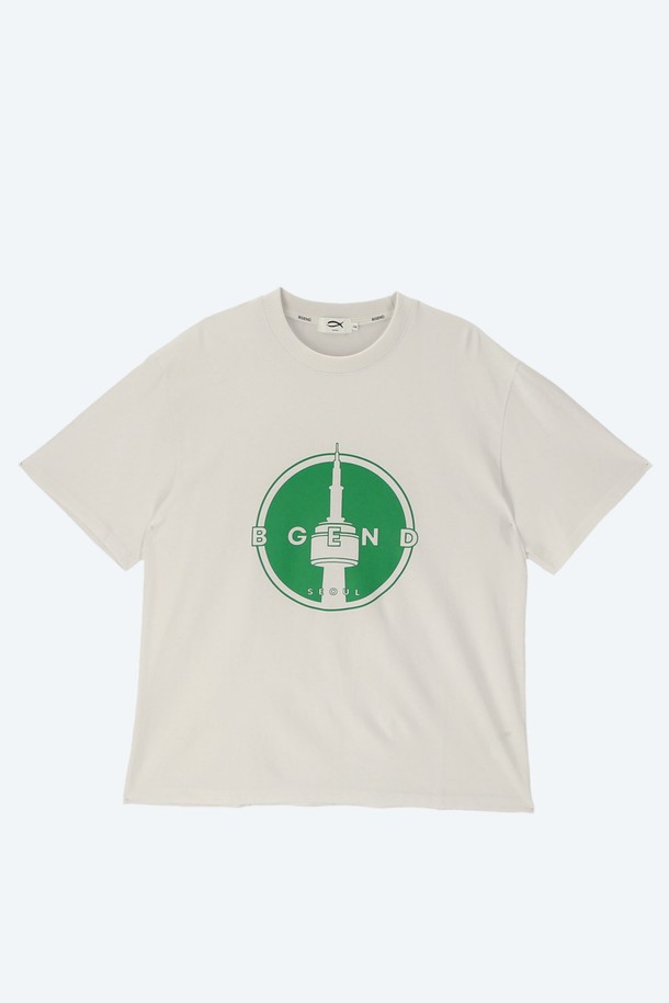 남산 시그니쳐 티셔츠 화이트는 유니섹스 스타일로, 캐주얼하고 미니멀한 무드를 연출하는 기본 티셔츠입니다. 봄, 여름에 적합하며, 100% 면 소재로 제작되어 부드러운 착용감을 선사합니다. 고밀도 20수 원단을 사용하여 두께감이 있으며, 20수 후리스 립 원단으로 마감하여 튼튼합니다. 수축 및 변형을 최소화하는 이중 가공과 형태 유지력이 우수하여, 오랫동안 변함없이 즐겨 입을 수 있습니다. 동네 마실룩, 여행룩 등 다양한 일상에 활용하기 좋은 활용도 높은 아이템입니다.
