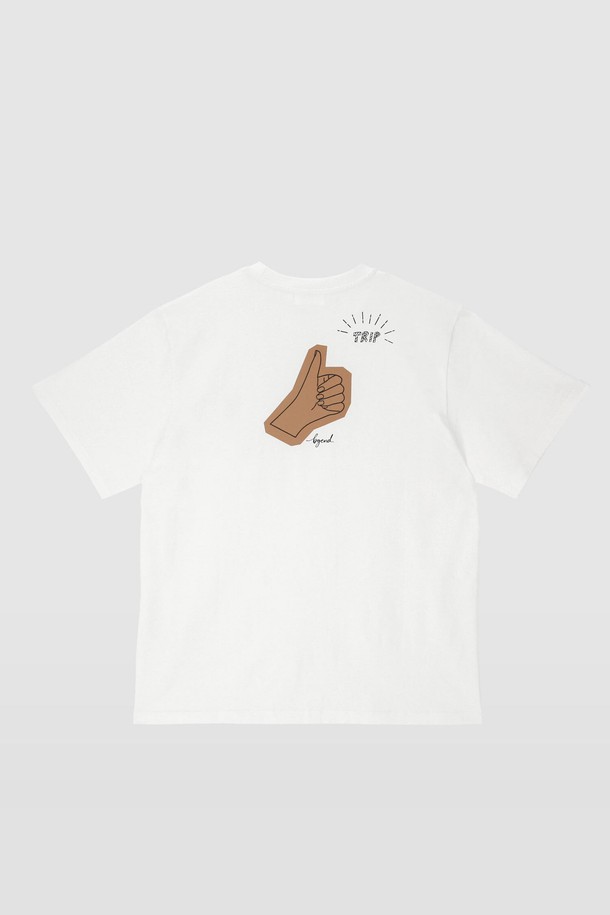 [남녀 공용] 넘버원 티셔츠 화이트는 데이트룩과 동네 마실룩에 어울리는 캐주얼하고 미니멀한 스타일의 티셔츠입니다. 넉넉한 레귤러핏과 라운드넥 디자인으로 편안한 착용감을 선사하며, 봄, 여름 시즌에 적합합니다. 고밀도 20수 면 원단을 사용하여 부드러운 촉감을 자랑하며, 수축 및 변형을 최소화하는 이중 가공 처리를 거쳤습니다. 자연 테마 그래픽 디자인과 백프린팅으로 포인트를 주어 개성 넘치는 스타일을 연출할 수 있습니다.
