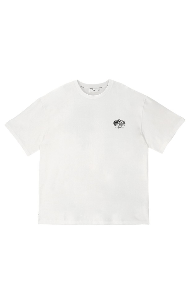 남녀 공용 마운틴 하이라이트 티셔츠 화이트는 산악 테마 그래픽 디자인과 "NEVER STOP EXPLORING" 텍스트가 특징인 캐주얼하고 스포티한 스타일의 티셔츠입니다. 20수 고밀도 면 원단을 사용하여 부드러운 촉감을 제공하며, 얇은 두께감으로 봄, 여름철에 시원하게 착용할 수 있습니다. 레귤러핏 라운드넥 디자인으로, 일상, 아웃도어 활동은 물론 산책, 여행, 등산 시에도 잘 어울립니다. 이중 가공 처리를 통해 수축과 변형을 최소화하여 오랫동안 변함없이 즐겨 입을 수 있습니다.
