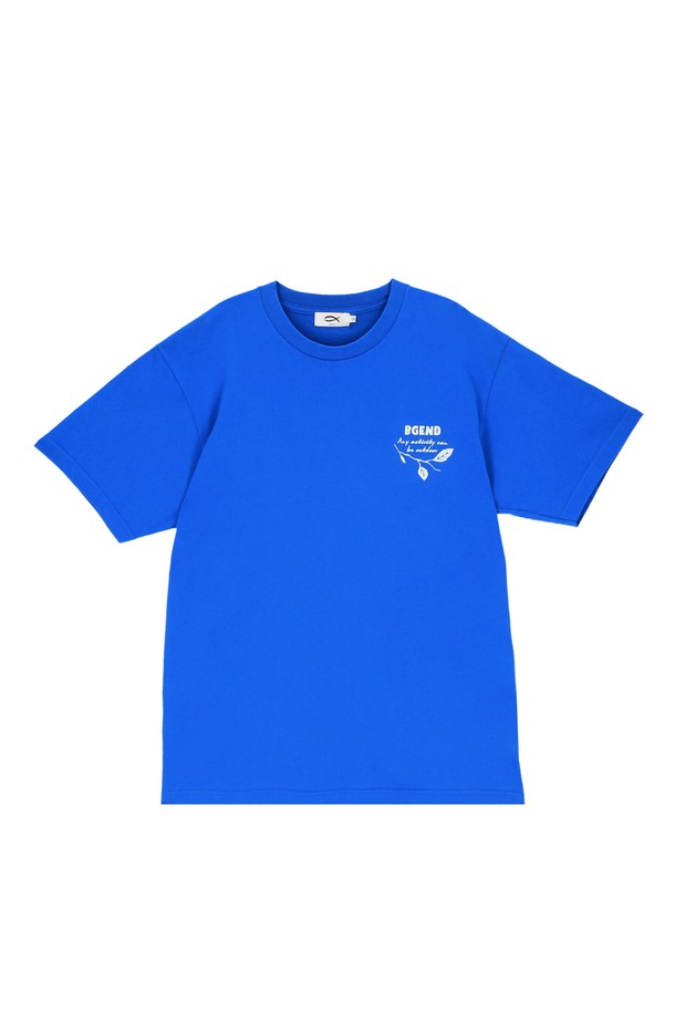 **[남녀 공용] 리프 프린트 티셔츠 블루**

산뜻한 나뭇잎 프린트가 돋보이는 [남녀 공용] 리프 프린트 티셔츠 블루입니다. 20s 플리스 RIP 소재를 사용하여 부드러운 촉감과 편안한 착용감을 선사하며, 수축 및 변형을 최소화하는 이중 가공으로 의류 형태를 오랫동안 유지합니다. 라운드넥과 레귤러핏 디자인으로 캐주얼, 미니멀, 클래식 스타일을 모두 소화하며, 봄, 여름 시즌 동네 마실룩이나 여행룩에 활용하기 좋습니다. 반소매 기장의 면 티셔츠로, 일상에서 편안하게 즐겨 입을 수 있습니다.
