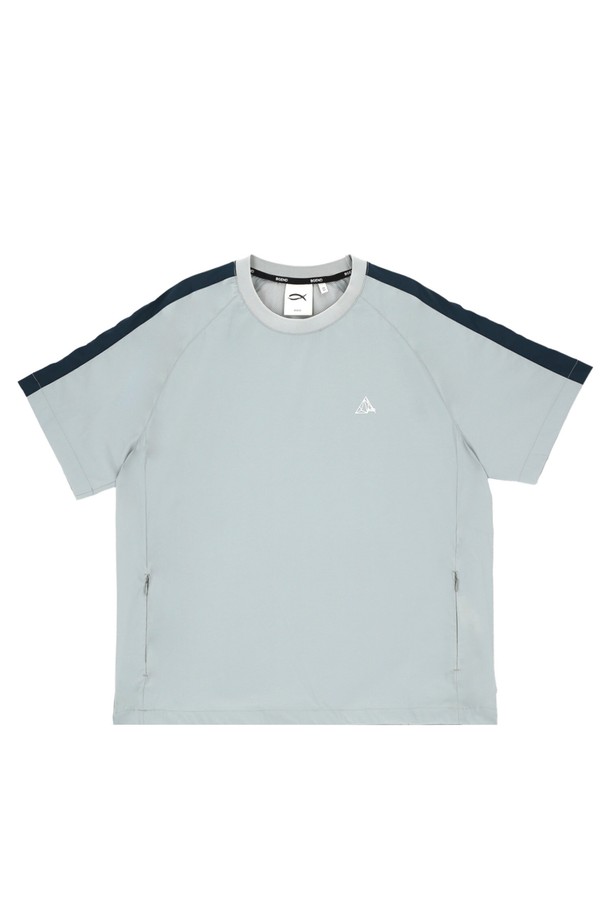 [남녀 공용] 배색 트레이닝 세트 탑 그레이는 운동과 일상에서 활용하기 좋은 스포티한 스타일의 티셔츠입니다. 가볍고 시원한 나일론 소재로 제작되어 여름철에도 쾌적하게 착용 가능합니다. 라운드넥 반소매 디자인에 옆부분 블루 배색으로 포인트를 더했으며, 뒷판 절개 통풍으로 활동성을 높였습니다. 밑단 스트링 조절과 양 사이드 포켓 디테일로 실용성을 더했으며, 러닝룩과 피트니스룩으로 활용하기 좋습니다.
