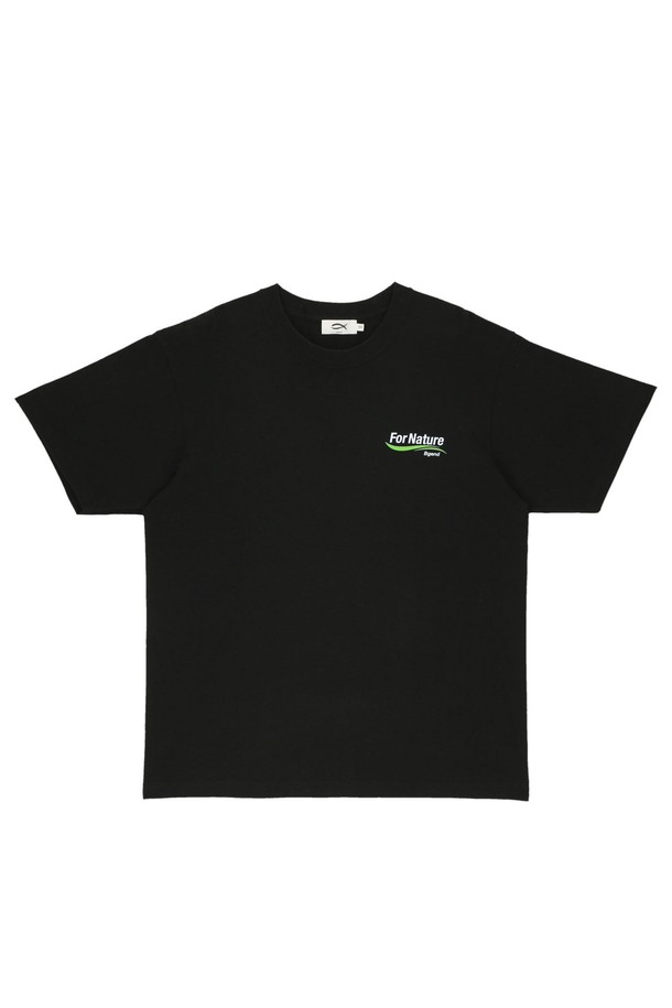 [남녀 공용] 네이처 프린트 티셔츠 블랙은 캐주얼한 스타일을 선호하는 남녀 모두에게 적합한 티셔츠입니다. 봄, 여름 계절에 어울리는 레귤러 핏 반소매 티셔츠로, 20수 고밀도 면 원단을 사용하여 편안한 착용감을 제공합니다. 라운드넥 디자인에 네이처 테마 그래픽과 환경 메시지 프린트가 더해져 개성 있는 스타일을 연출할 수 있습니다. 수축을 최소화하는 이중 가공으로 제작되어, 동네 마실룩이나 산책룩 등 일상적인 활동에 활용하기 좋습니다. 미니멀한 디자인으로 다양한 하의와 매치하여 폭넓은 스타일을 소화할 수 있습니다.
