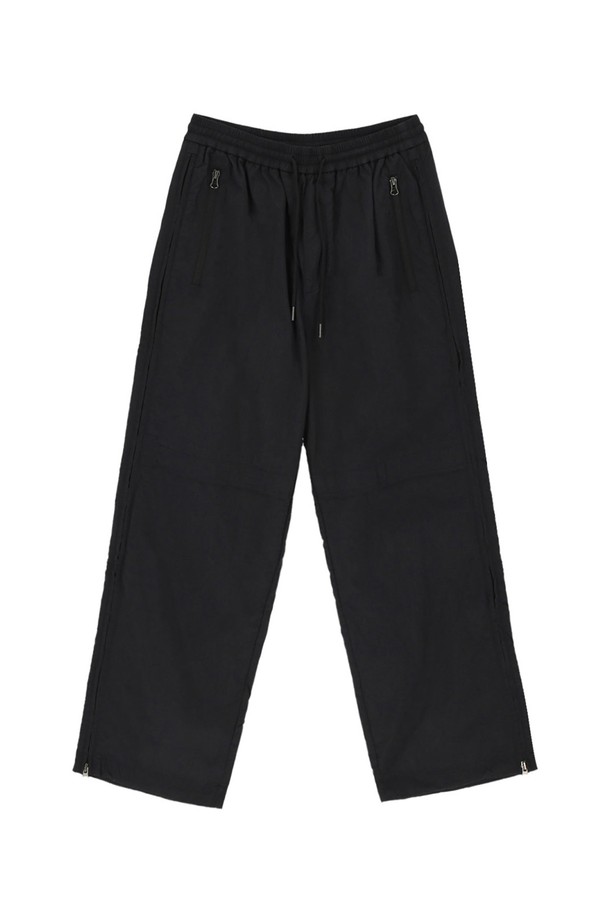 **와끼 지퍼 팬츠 블랙**

세련된 스타일과 편안함을 동시에 잡은 와끼 지퍼 팬츠 블랙입니다. 남녀 공용으로, 봄, 여름, 가을 시즌에 활용하기 좋은 얇은 두께의 나일론 소재 긴 바지입니다. 허리 밴딩과 스트링으로 조절하여 편안한 착용감을 제공하며, 루즈핏 와이드 실루엣으로 트렌디함을 더했습니다. 발목 지퍼, 카고 스타일 디자인과 사이드 지퍼 디테일이 돋보이는 캐주얼, 스포티, 미니멀 스타일의 팬츠로, 동네 마실룩, 여행룩, 피트니스룩 등 다양한 TPO에 활용할 수 있습니다.
