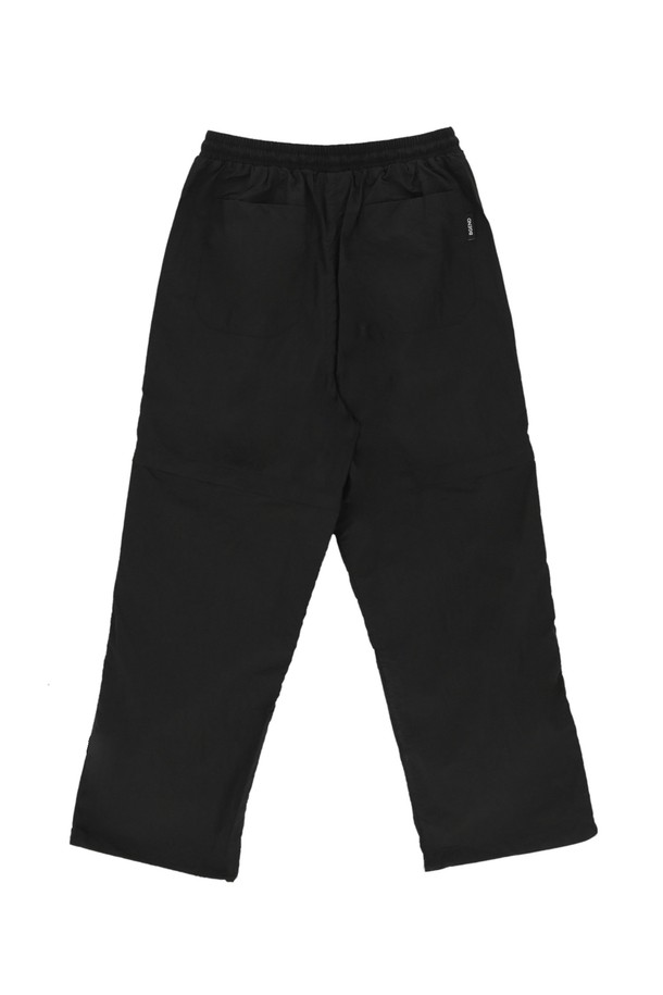 디테쳐블 팬츠 블랙은 M-65 팬츠 디자인을 기반으로 제작되어 밀리터리 스타일을 연출합니다. 부드러운 나일론 소재로 제작되어 편안한 착용감을 제공하며, 허리 밴딩 처리로 활동성을 높였습니다. 양쪽 사이드 포켓과 밑단 드로우스트링 디테일이 특징이며, 레귤러핏으로 캐주얼, 미니멀, 워크웨어 스타일을 소화하기 좋습니다. 동네 마실룩, 여행룩, 산책룩 등 다양한 TPO에 활용할 수 있는 실용적인 바지입니다.
