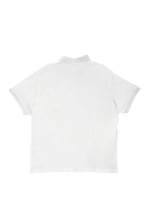 화이트 색상의 로고 프린트 PK 티셔츠입니다. 유니섹스 디자인으로 봄, 여름 시즌에 활용하기 좋습니다. 폴리에스터 소재로 제작되어 가볍고 시원한 착용감을 선사하며, 최소한의 주름으로 관리가 용이합니다. 캐주얼, 미니멀, 클래식 스타일을 모두 소화하며, 동네 마실룩이나 여행룩에 매치하기 좋습니다. 레귤러 핏, 반소매, 카라넥 디자인으로 편안하면서도 세련된 스타일을 연출해 보세요.
