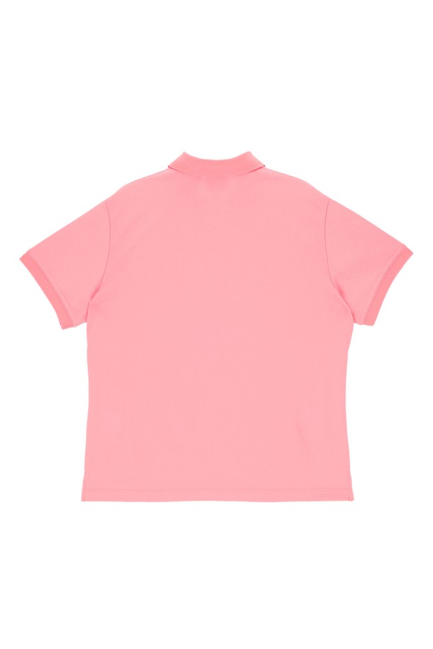 산뜻한 핑크 컬러가 돋보이는 로고 프린트 PK티셔츠입니다. 가볍고 시원한 착용감을 선사하며, 봄, 여름 시즌 캐주얼하고 스포티한 스타일을 연출하기 좋습니다. 폴리에스테르 소재로 제작되어 구김 방지 기능이 있으며, 레귤러핏으로 편안하게 착용할 수 있습니다. 유니섹스 스타일로 제작되어 남녀 모두 착용 가능하며, 일상 및 가벼운 아웃도어 활동에 적합합니다. 폴로넥 디자인과 반소매 기장으로 깔끔한 느낌을 줍니다.
