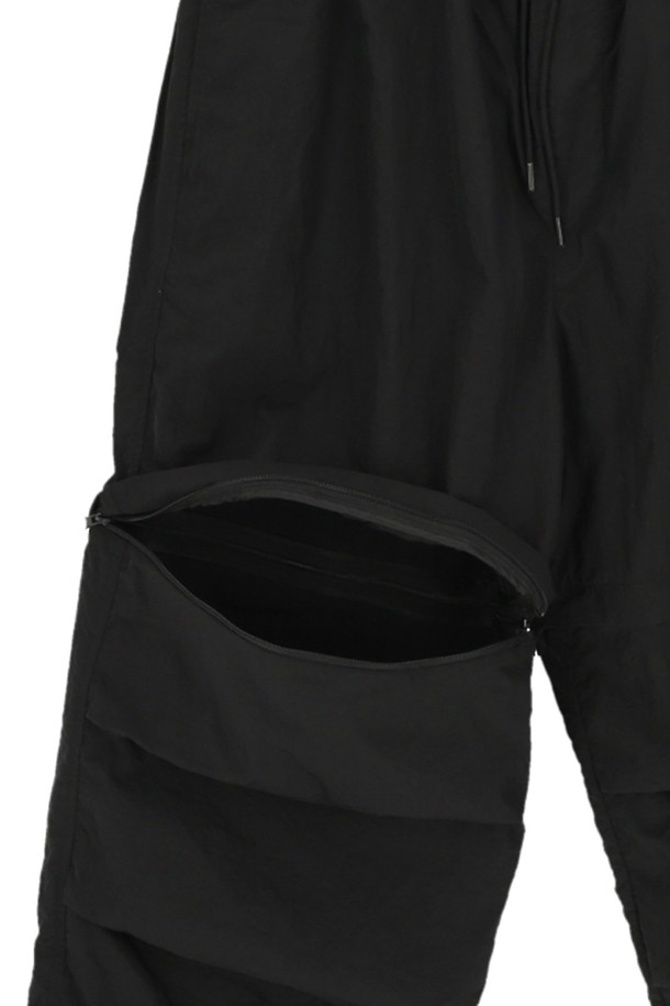 디테쳐블 팬츠 블랙은 M-65 팬츠 디자인을 기반으로 제작되어 밀리터리 스타일을 연출합니다. 부드러운 나일론 소재로 제작되어 편안한 착용감을 제공하며, 허리 밴딩 처리로 활동성을 높였습니다. 양쪽 사이드 포켓과 밑단 드로우스트링 디테일이 특징이며, 레귤러핏으로 캐주얼, 미니멀, 워크웨어 스타일을 소화하기 좋습니다. 동네 마실룩, 여행룩, 산책룩 등 다양한 TPO에 활용할 수 있는 실용적인 바지입니다.
