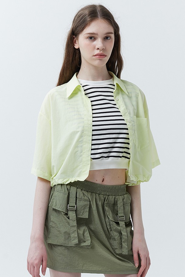 트윈 버클 미니 스커트는 여름 시즌, 캐주얼하고 유틸리티한 스타일을 연출하는 여성 의류입니다. 시원한 나일론 소재에 얇은 두께감과 차가운 촉감으로 제작되어 쾌적한 착용감을 선사합니다. A라인 핏과 미니 기장으로 다리가 길어 보이는 효과를 주며, 트윈 버클 디테일이 포인트로 더해져 스타일리시함을 강조합니다. 일상, 쇼핑, 여행 등 다양한 TPO에 활용하기 좋은 레귤러핏 스커트입니다.
