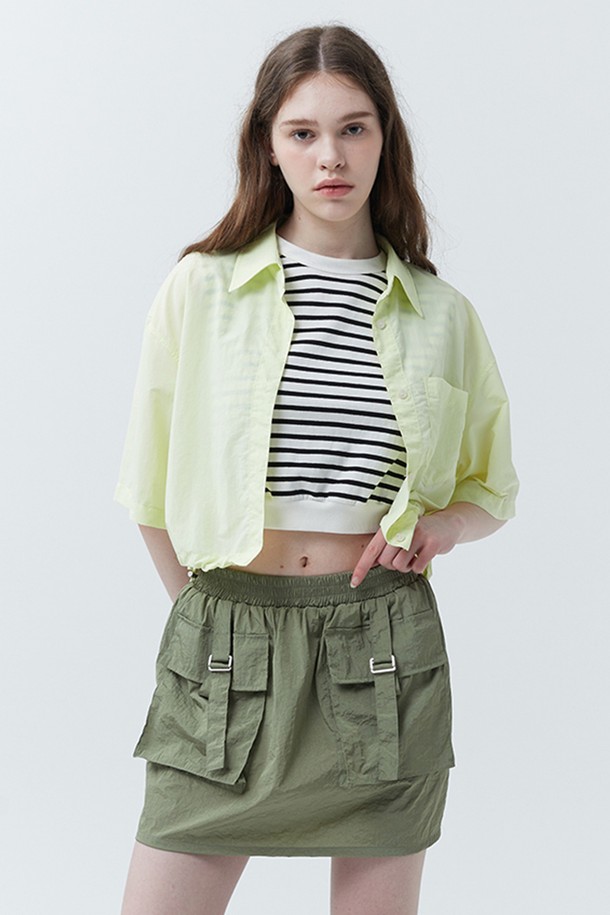 트윈 버클 미니 스커트는 여름 시즌, 캐주얼하고 유틸리티한 스타일을 연출하는 여성 의류입니다. 시원한 나일론 소재에 얇은 두께감과 차가운 촉감으로 제작되어 쾌적한 착용감을 선사합니다. A라인 핏과 미니 기장으로 다리가 길어 보이는 효과를 주며, 트윈 버클 디테일이 포인트로 더해져 스타일리시함을 강조합니다. 일상, 쇼핑, 여행 등 다양한 TPO에 활용하기 좋은 레귤러핏 스커트입니다.
