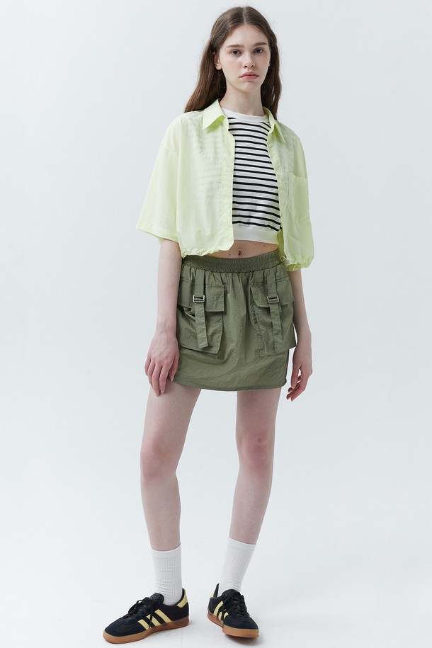 트윈 버클 미니 스커트는 여름 시즌, 캐주얼하고 유틸리티한 스타일을 연출하는 여성 의류입니다. 시원한 나일론 소재에 얇은 두께감과 차가운 촉감으로 제작되어 쾌적한 착용감을 선사합니다. A라인 핏과 미니 기장으로 다리가 길어 보이는 효과를 주며, 트윈 버클 디테일이 포인트로 더해져 스타일리시함을 강조합니다. 일상, 쇼핑, 여행 등 다양한 TPO에 활용하기 좋은 레귤러핏 스커트입니다.
