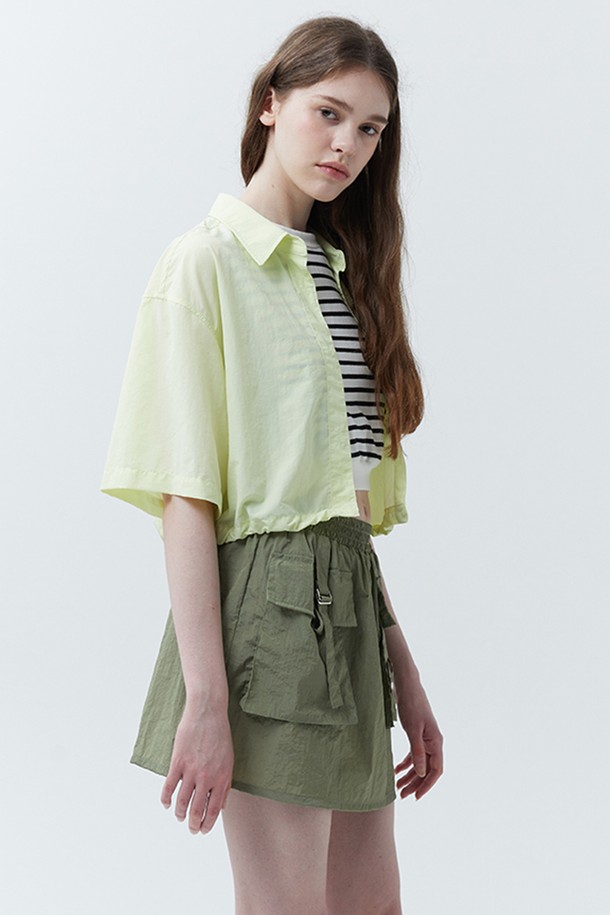 트윈 버클 미니 스커트는 여름 시즌, 캐주얼하고 유틸리티한 스타일을 연출하는 여성 의류입니다. 시원한 나일론 소재에 얇은 두께감과 차가운 촉감으로 제작되어 쾌적한 착용감을 선사합니다. A라인 핏과 미니 기장으로 다리가 길어 보이는 효과를 주며, 트윈 버클 디테일이 포인트로 더해져 스타일리시함을 강조합니다. 일상, 쇼핑, 여행 등 다양한 TPO에 활용하기 좋은 레귤러핏 스커트입니다.
