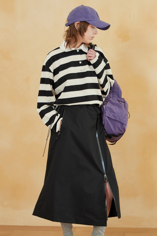 **액티브 엘라스틱 스커트 블랙**

**액티브 엘라스틱 스커트 블랙**은 아웃도어 활동과 일상에서 모두 활용 가능한 여성용 스커트입니다. 사계절 내내 착용 가능하며, 스포티하고 캐주얼한 스타일을 연출합니다. 하이덴시티 원단과 YKK 지퍼를 사용하여 내구성을 높였으며, A라인 핏과 레이어드 스타일로 편안함과 활동성을 동시에 제공합니다. 팬츠 위에 레이어링하여 다양한 스타일을 연출할 수 있으며, 무지 디자인으로 어떤 상의와도 잘 어울립니다. 방수 기능으로 쾌적하게 착용 가능하며, 동네 마실룩, 산책룩, 피트니스룩에 적합한 아이템입니다.
