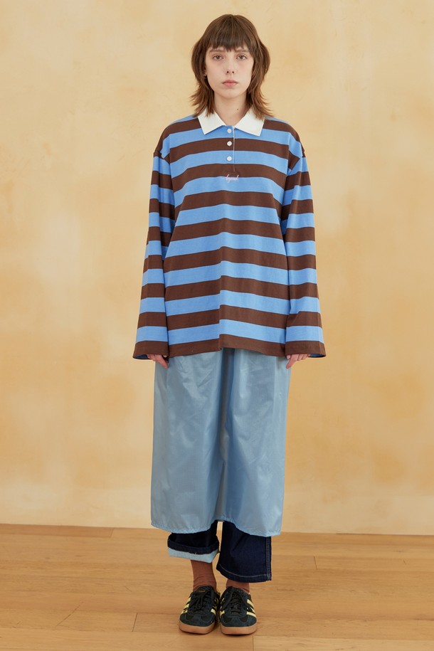 마운틴 클라이밍 스커트 스카이블루는 하이킹, 아웃도어 활동에 적합한 여성용 A라인 스커트입니다. 얇은 두께의 나일론 소재로 제작되어 사계절 내내 착용 가능하며, 스포티한 스타일을 연출합니다. YKK 방수 지퍼를 사용하여 기능성을 더하고, 허리 포켓에 접어 넣어 패커블하게 휴대할 수 있습니다. 아웃도어 활동 시 매트로도 활용 가능하여 실용적입니다. 등산룩, 여행룩, 캠핑룩 등 다양한 TPO에 활용하기 좋습니다.
