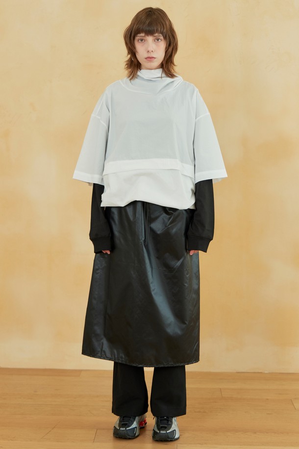 마운틴 클라이밍 스커트 블랙은 아웃도어 활동에 최적화된 여성용 스커트입니다. 방수 기능을 갖춘 얇고 가벼운 나일론 소재로 제작되어 사계절 내내 쾌적하게 착용할 수 있습니다. A라인 핏과 스포티한 디자인은 등산, 여행, 캠핑 등 다양한 TPO에 잘 어울립니다. 립스탑 원단과 YKK 방수 지퍼를 사용하여 내구성을 높였으며, 허리 포켓에 접어 넣을 수 있어 패커블 기능으로 휴대성을 더했습니다. 미니멀하면서도 아웃도어 스타일을 살린 매력적인 스커트입니다.
