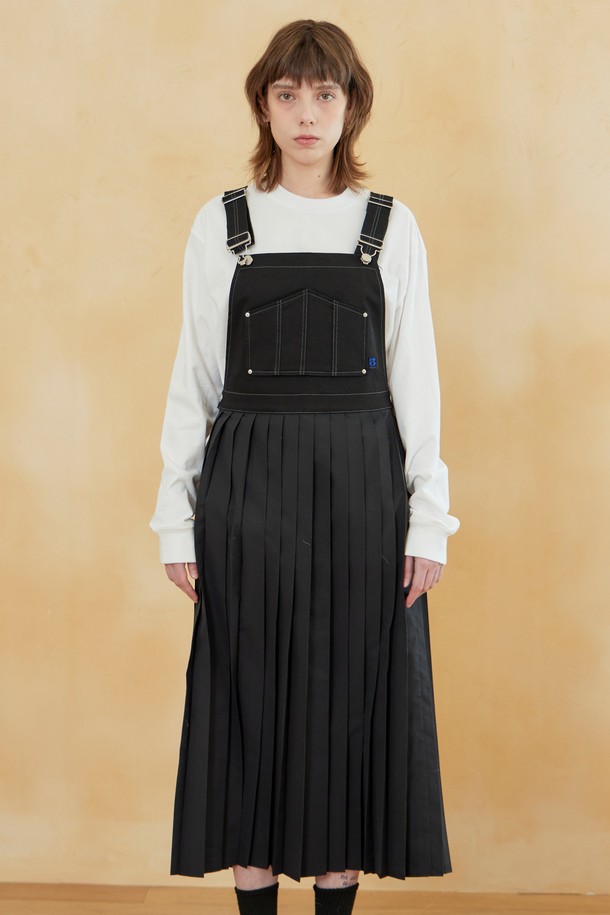 믹스드 패브릭 오버롤 원피스 블랙은 상단부의 하드한 소재와 스커트 부분의 여성스러운 디테일이 조화롭게 어우러진 오버핏 원피스입니다. 캐주얼, 미니멀, 클래식 스타일을 아우르는 디자인으로, 봄, 가을 시즌에 활용하기 좋습니다. 면과 폴리에스테르 혼방 소재로 제작되어 편안한 착용감을 선사합니다. 무지 패턴에 로고 포인트 라벨이 더해져 포인트를 더했습니다. 단독으로 착용하거나 데님 팬츠와 레이어드하여 다양한 스타일을 연출할 수 있어, 동네 마실룩이나 쇼핑룩에 적합합니다.
