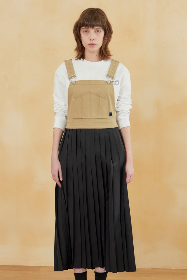 믹스드 패브릭 오버롤 원피스 베이지는 여성스러운 분위기를 연출하는 오버롤 원피스입니다. 면과 폴리에스테르 혼방 소재로 제작되어 부드러운 촉감이 특징이며, 봄, 가을에 입기 좋습니다. 스퀘어넥 디자인과 루즈핏으로 편안함을 더하고, 플리츠 치마가 페미닌한 무드를 선사합니다. 캐주얼, 미니멀, 로맨틱 스타일을 모두 소화하며, 데이트룩, 동네 마실룩, 카페룩 등 다양한 TPO에 활용 가능합니다. 상단은 하드한 소재, 스커트 부분은 페미닌한 디테일로 디자인되어 레이어드 스타일링이 용이하며, 로고 포인트 라벨이 은은한 포인트를 더합니다.
