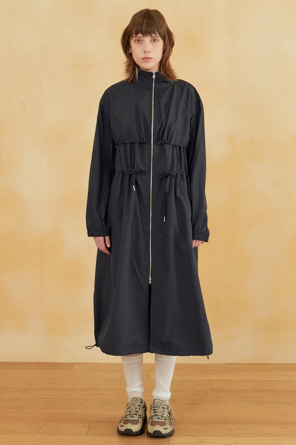 네이비 컬러의 풀 오픈 아노락 원피스입니다. 워싱 처리된 부드러운 나일론 소재로 제작되어 편안한 착용감을 선사합니다. 루즈핏 실루엣과 하이넥 디자인으로 여성스러운 매력을 더하며, 프론트 지퍼 디테일로 간편하게 착용 가능합니다. 봄, 가을 시즌 일상, 산책, 여행 등 다양한 TPO에 활용하기 좋으며 캐주얼, 스포티, 미니멀 스타일을 연출할 수 있습니다. 이너웨어를 함께 매치하여 더욱 폭넓은 스타일링을 즐겨보세요.
