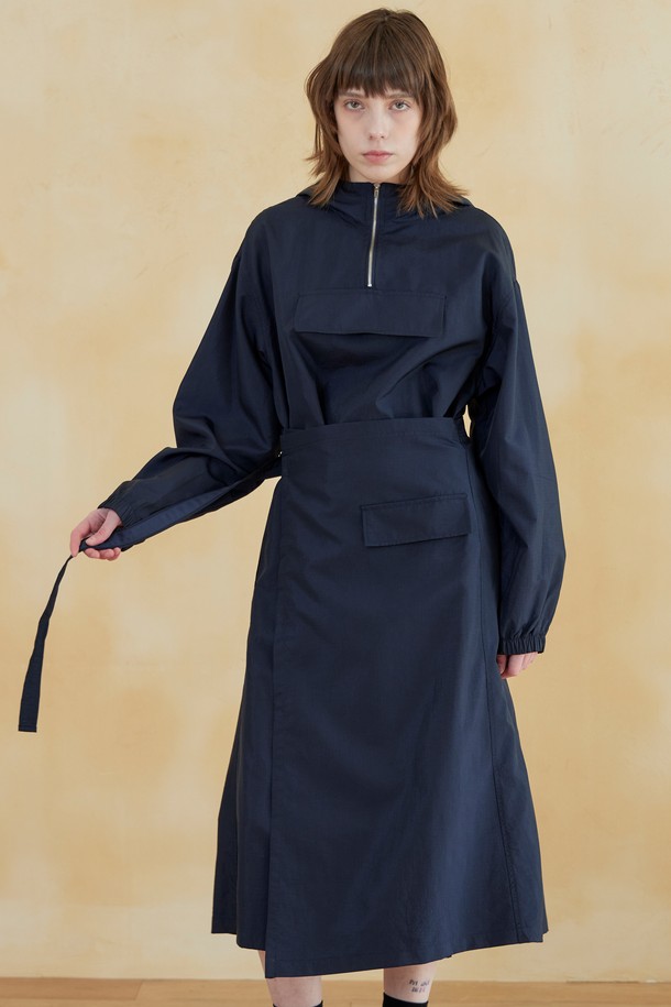 네이비 컬러의 립스탑 액티 후드 원피스입니다. 여성용으로, 봄, 여름 시즌에 가볍게 착용하기 좋습니다. 얇은 두께감의 루즈핏으로 편안한 착용감을 선사하며, 뻣뻣한 촉감의 립스탑 원단으로 제작되었습니다. 허리 드로우스트링과 긴 소매, 후드 디자인이 특징이며, 일상, 스포츠 활동에 모두 활용 가능합니다. 캐주얼, 스포티, 미니멀 스타일을 연출하는 데 적합하며, 동네 마실룩, 산책룩, 여행룩 등 다양한 TPO에 활용할 수 있습니다.
