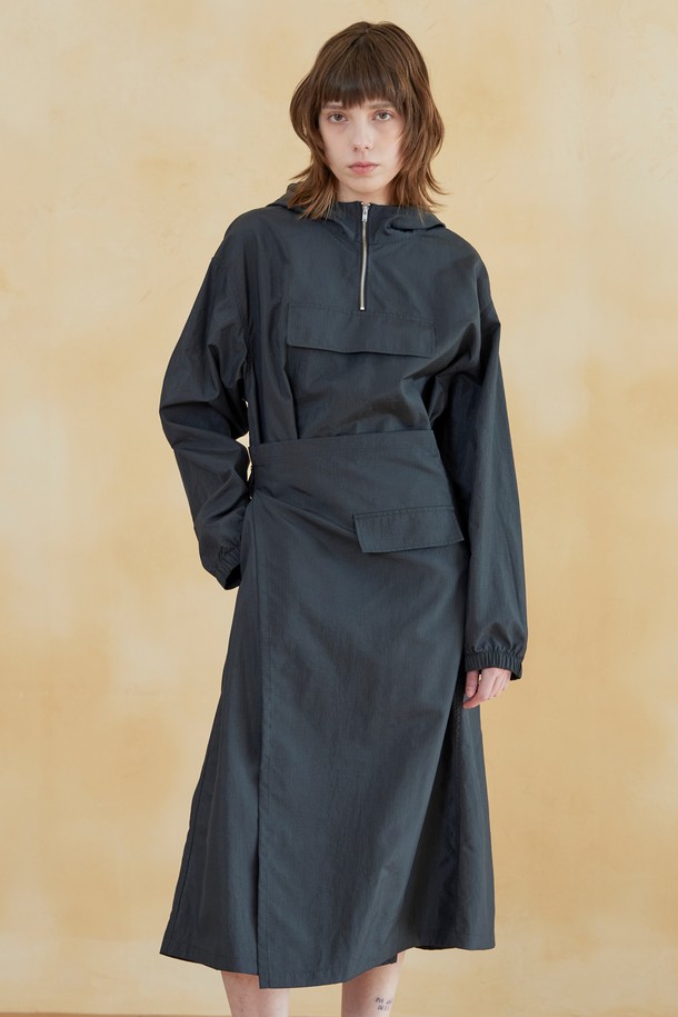 **립스탑 액티 후드 원피스 차콜 그레이**는 가볍고 신축성 있는 나일론 소재의 여성 후드 원피스입니다. 얇은 두께감으로 봄, 여름 시즌에 시원하게 착용할 수 있으며, 루즈핏 A라인 디자인으로 편안한 활동성을 제공합니다. 스포티, 캐주얼, 미니멀 스타일을 연출하기 좋으며, 립스탑 패턴과 차콜 그레이 컬러가 세련된 느낌을 더합니다. 허리 스트링 디테일로 핏 조절이 가능하며, 일상, 스포츠 활동은 물론 동네 마실룩, 여행룩, 산책룩 등 다양한 TPO에 활용하기 좋습니다.
