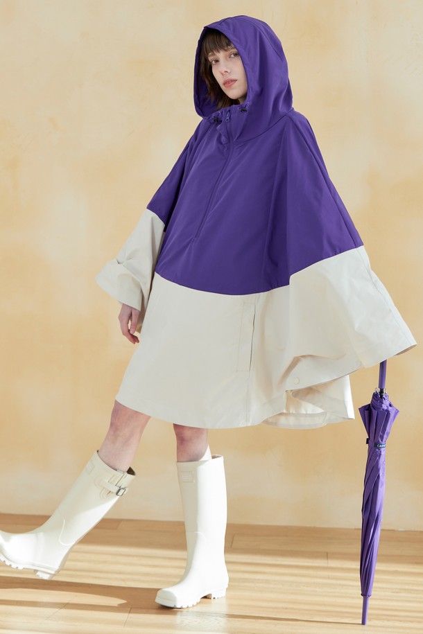 보라색 컬러의 여성 패커블 판초우의입니다. 가볍고 얇은 폴리에스테르 소재로 제작되어 봄, 여름철 변덕스러운 날씨에 대비하기 좋습니다. 후드, 사이즈 조절 기능, 포켓, 방수 기능이 있어 실용적이며, 여행룩, 휴가룩, 캐주얼, 미니멀 스타일에 잘 어울립니다. YKK 방수 지퍼와 트리코트 원단으로 마감하여 꼼꼼하게 제작되었으며, 루즈핏으로 편안하게 착용할 수 있습니다. 롱 기장의 판초 스타일로 우천 시 쾌적하게 활동하세요.
