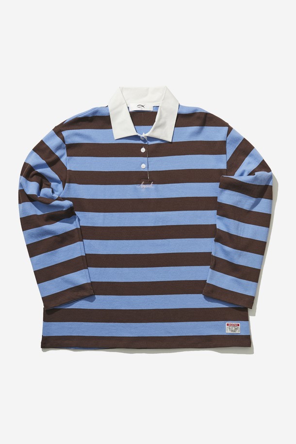 **폴로 카라 럭비 티셔츠 브라운**

캐주얼, 클래식, 프레피 스타일을 모두 아우르는 폴로 카라 럭비 티셔츠입니다. 브라운과 블루 컬러의 스트라이프 패턴이 돋보이며, 엠블럼 자수 디테일로 포인트를 더했습니다. 넉넉한 레귤러핏에 프리사이즈로 제작되어 편안한 착용감을 선사합니다. 봄, 가을 시즌에 동네 마실룩이나 산책룩으로 활용하기 좋습니다. 폴로넥과 긴소매 디자인으로 은은한 멋을 더했습니다.
