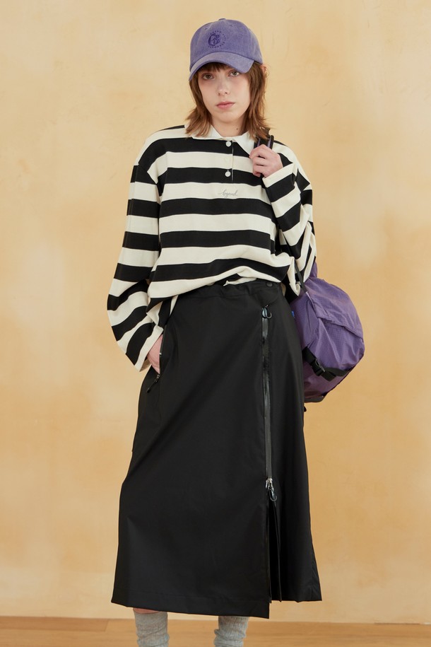 **액티브 엘라스틱 스커트 블랙**

**액티브 엘라스틱 스커트 블랙**은 아웃도어 활동과 일상에서 모두 활용 가능한 여성용 스커트입니다. 사계절 내내 착용 가능하며, 스포티하고 캐주얼한 스타일을 연출합니다. 하이덴시티 원단과 YKK 지퍼를 사용하여 내구성을 높였으며, A라인 핏과 레이어드 스타일로 편안함과 활동성을 동시에 제공합니다. 팬츠 위에 레이어링하여 다양한 스타일을 연출할 수 있으며, 무지 디자인으로 어떤 상의와도 잘 어울립니다. 방수 기능으로 쾌적하게 착용 가능하며, 동네 마실룩, 산책룩, 피트니스룩에 적합한 아이템입니다.
