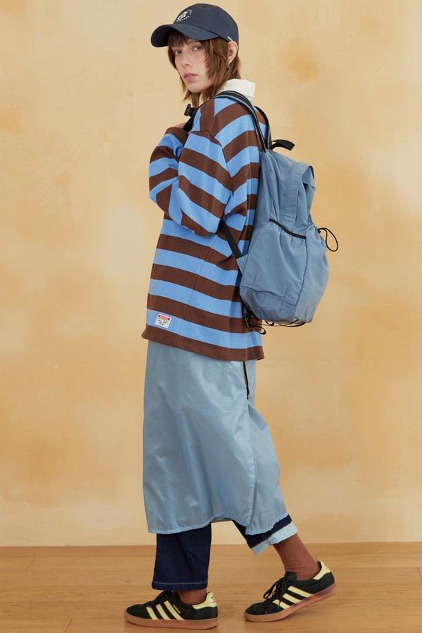 마운틴 클라이밍 스커트 스카이블루는 하이킹, 아웃도어 활동에 적합한 여성용 A라인 스커트입니다. 얇은 두께의 나일론 소재로 제작되어 사계절 내내 착용 가능하며, 스포티한 스타일을 연출합니다. YKK 방수 지퍼를 사용하여 기능성을 더하고, 허리 포켓에 접어 넣어 패커블하게 휴대할 수 있습니다. 아웃도어 활동 시 매트로도 활용 가능하여 실용적입니다. 등산룩, 여행룩, 캠핑룩 등 다양한 TPO에 활용하기 좋습니다.
