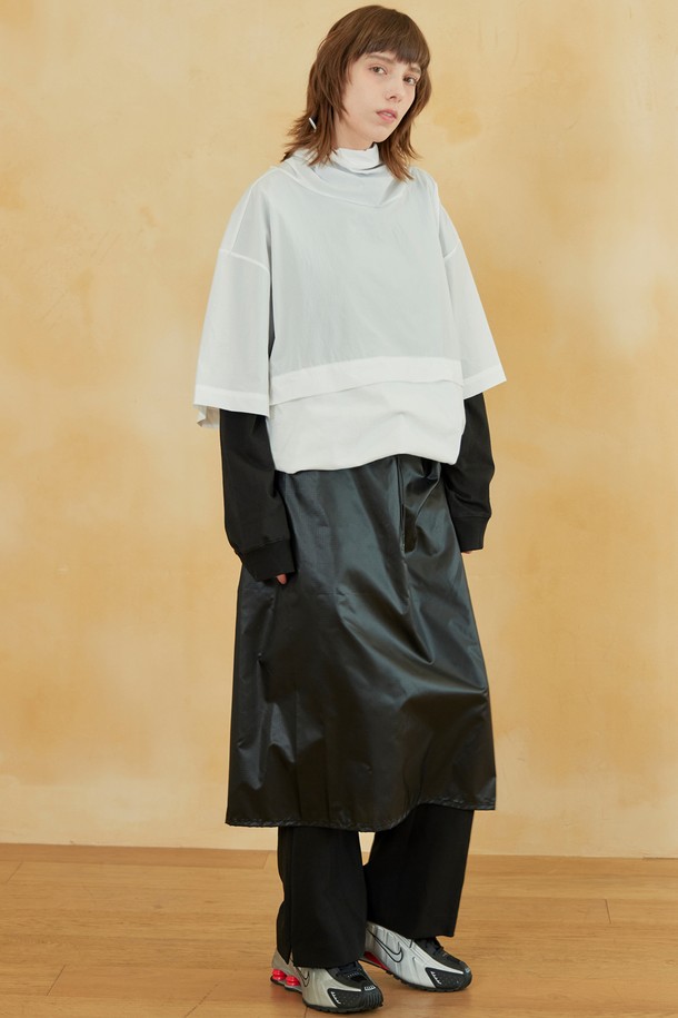 마운틴 클라이밍 스커트 블랙은 아웃도어 활동에 최적화된 여성용 스커트입니다. 방수 기능을 갖춘 얇고 가벼운 나일론 소재로 제작되어 사계절 내내 쾌적하게 착용할 수 있습니다. A라인 핏과 스포티한 디자인은 등산, 여행, 캠핑 등 다양한 TPO에 잘 어울립니다. 립스탑 원단과 YKK 방수 지퍼를 사용하여 내구성을 높였으며, 허리 포켓에 접어 넣을 수 있어 패커블 기능으로 휴대성을 더했습니다. 미니멀하면서도 아웃도어 스타일을 살린 매력적인 스커트입니다.
