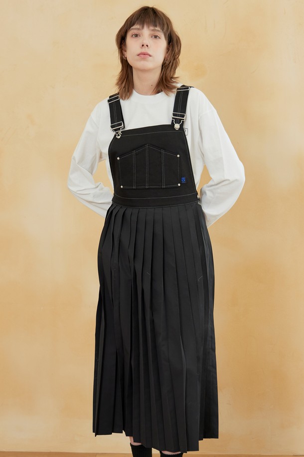 믹스드 패브릭 오버롤 원피스 블랙은 상단부의 하드한 소재와 스커트 부분의 여성스러운 디테일이 조화롭게 어우러진 오버핏 원피스입니다. 캐주얼, 미니멀, 클래식 스타일을 아우르는 디자인으로, 봄, 가을 시즌에 활용하기 좋습니다. 면과 폴리에스테르 혼방 소재로 제작되어 편안한 착용감을 선사합니다. 무지 패턴에 로고 포인트 라벨이 더해져 포인트를 더했습니다. 단독으로 착용하거나 데님 팬츠와 레이어드하여 다양한 스타일을 연출할 수 있어, 동네 마실룩이나 쇼핑룩에 적합합니다.
