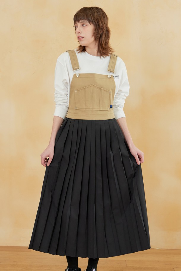 믹스드 패브릭 오버롤 원피스 베이지는 여성스러운 분위기를 연출하는 오버롤 원피스입니다. 면과 폴리에스테르 혼방 소재로 제작되어 부드러운 촉감이 특징이며, 봄, 가을에 입기 좋습니다. 스퀘어넥 디자인과 루즈핏으로 편안함을 더하고, 플리츠 치마가 페미닌한 무드를 선사합니다. 캐주얼, 미니멀, 로맨틱 스타일을 모두 소화하며, 데이트룩, 동네 마실룩, 카페룩 등 다양한 TPO에 활용 가능합니다. 상단은 하드한 소재, 스커트 부분은 페미닌한 디테일로 디자인되어 레이어드 스타일링이 용이하며, 로고 포인트 라벨이 은은한 포인트를 더합니다.
