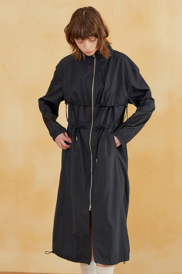 네이비 컬러의 풀 오픈 아노락 원피스입니다. 워싱 처리된 부드러운 나일론 소재로 제작되어 편안한 착용감을 선사합니다. 루즈핏 실루엣과 하이넥 디자인으로 여성스러운 매력을 더하며, 프론트 지퍼 디테일로 간편하게 착용 가능합니다. 봄, 가을 시즌 일상, 산책, 여행 등 다양한 TPO에 활용하기 좋으며 캐주얼, 스포티, 미니멀 스타일을 연출할 수 있습니다. 이너웨어를 함께 매치하여 더욱 폭넓은 스타일링을 즐겨보세요.
