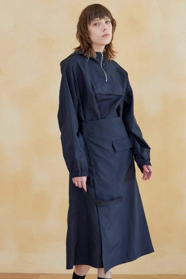 네이비 컬러의 립스탑 액티 후드 원피스입니다. 여성용으로, 봄, 여름 시즌에 가볍게 착용하기 좋습니다. 얇은 두께감의 루즈핏으로 편안한 착용감을 선사하며, 뻣뻣한 촉감의 립스탑 원단으로 제작되었습니다. 허리 드로우스트링과 긴 소매, 후드 디자인이 특징이며, 일상, 스포츠 활동에 모두 활용 가능합니다. 캐주얼, 스포티, 미니멀 스타일을 연출하는 데 적합하며, 동네 마실룩, 산책룩, 여행룩 등 다양한 TPO에 활용할 수 있습니다.
