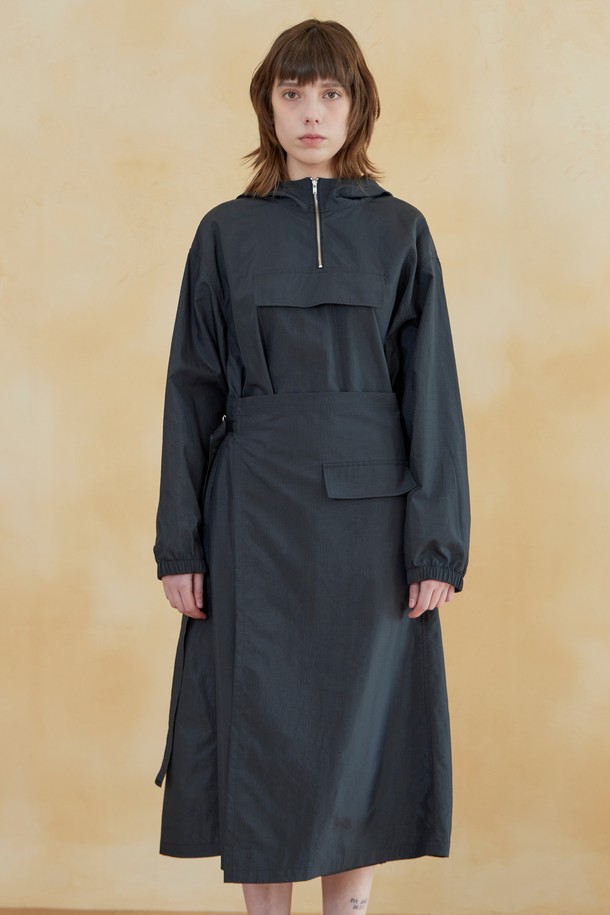 **립스탑 액티 후드 원피스 차콜 그레이**는 가볍고 신축성 있는 나일론 소재의 여성 후드 원피스입니다. 얇은 두께감으로 봄, 여름 시즌에 시원하게 착용할 수 있으며, 루즈핏 A라인 디자인으로 편안한 활동성을 제공합니다. 스포티, 캐주얼, 미니멀 스타일을 연출하기 좋으며, 립스탑 패턴과 차콜 그레이 컬러가 세련된 느낌을 더합니다. 허리 스트링 디테일로 핏 조절이 가능하며, 일상, 스포츠 활동은 물론 동네 마실룩, 여행룩, 산책룩 등 다양한 TPO에 활용하기 좋습니다.
