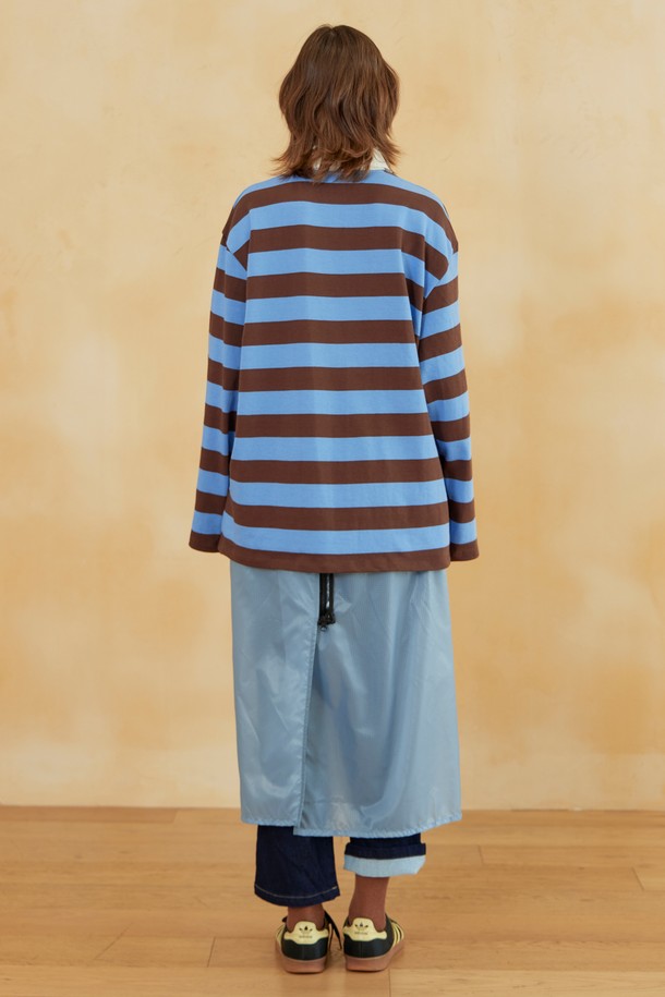 마운틴 클라이밍 스커트 스카이블루는 하이킹, 아웃도어 활동에 적합한 여성용 A라인 스커트입니다. 얇은 두께의 나일론 소재로 제작되어 사계절 내내 착용 가능하며, 스포티한 스타일을 연출합니다. YKK 방수 지퍼를 사용하여 기능성을 더하고, 허리 포켓에 접어 넣어 패커블하게 휴대할 수 있습니다. 아웃도어 활동 시 매트로도 활용 가능하여 실용적입니다. 등산룩, 여행룩, 캠핑룩 등 다양한 TPO에 활용하기 좋습니다.
