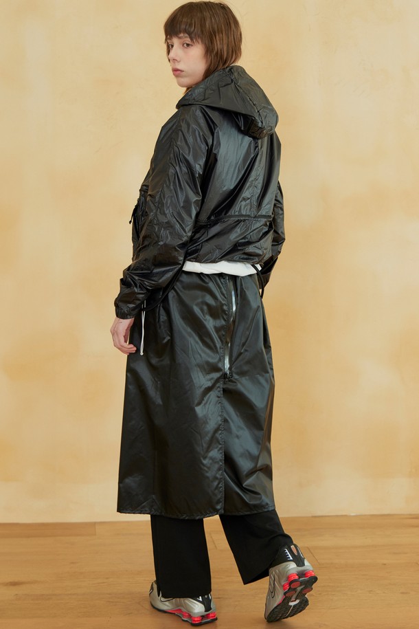 마운틴 클라이밍 스커트 블랙은 아웃도어 활동에 최적화된 여성용 스커트입니다. 방수 기능을 갖춘 얇고 가벼운 나일론 소재로 제작되어 사계절 내내 쾌적하게 착용할 수 있습니다. A라인 핏과 스포티한 디자인은 등산, 여행, 캠핑 등 다양한 TPO에 잘 어울립니다. 립스탑 원단과 YKK 방수 지퍼를 사용하여 내구성을 높였으며, 허리 포켓에 접어 넣을 수 있어 패커블 기능으로 휴대성을 더했습니다. 미니멀하면서도 아웃도어 스타일을 살린 매력적인 스커트입니다.
