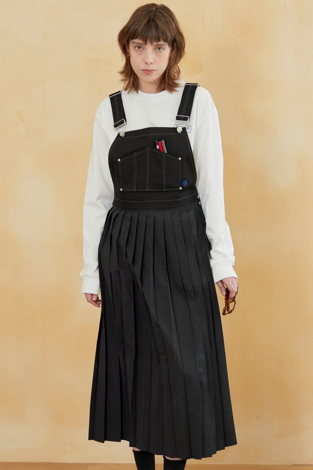 믹스드 패브릭 오버롤 원피스 블랙은 상단부의 하드한 소재와 스커트 부분의 여성스러운 디테일이 조화롭게 어우러진 오버핏 원피스입니다. 캐주얼, 미니멀, 클래식 스타일을 아우르는 디자인으로, 봄, 가을 시즌에 활용하기 좋습니다. 면과 폴리에스테르 혼방 소재로 제작되어 편안한 착용감을 선사합니다. 무지 패턴에 로고 포인트 라벨이 더해져 포인트를 더했습니다. 단독으로 착용하거나 데님 팬츠와 레이어드하여 다양한 스타일을 연출할 수 있어, 동네 마실룩이나 쇼핑룩에 적합합니다.
